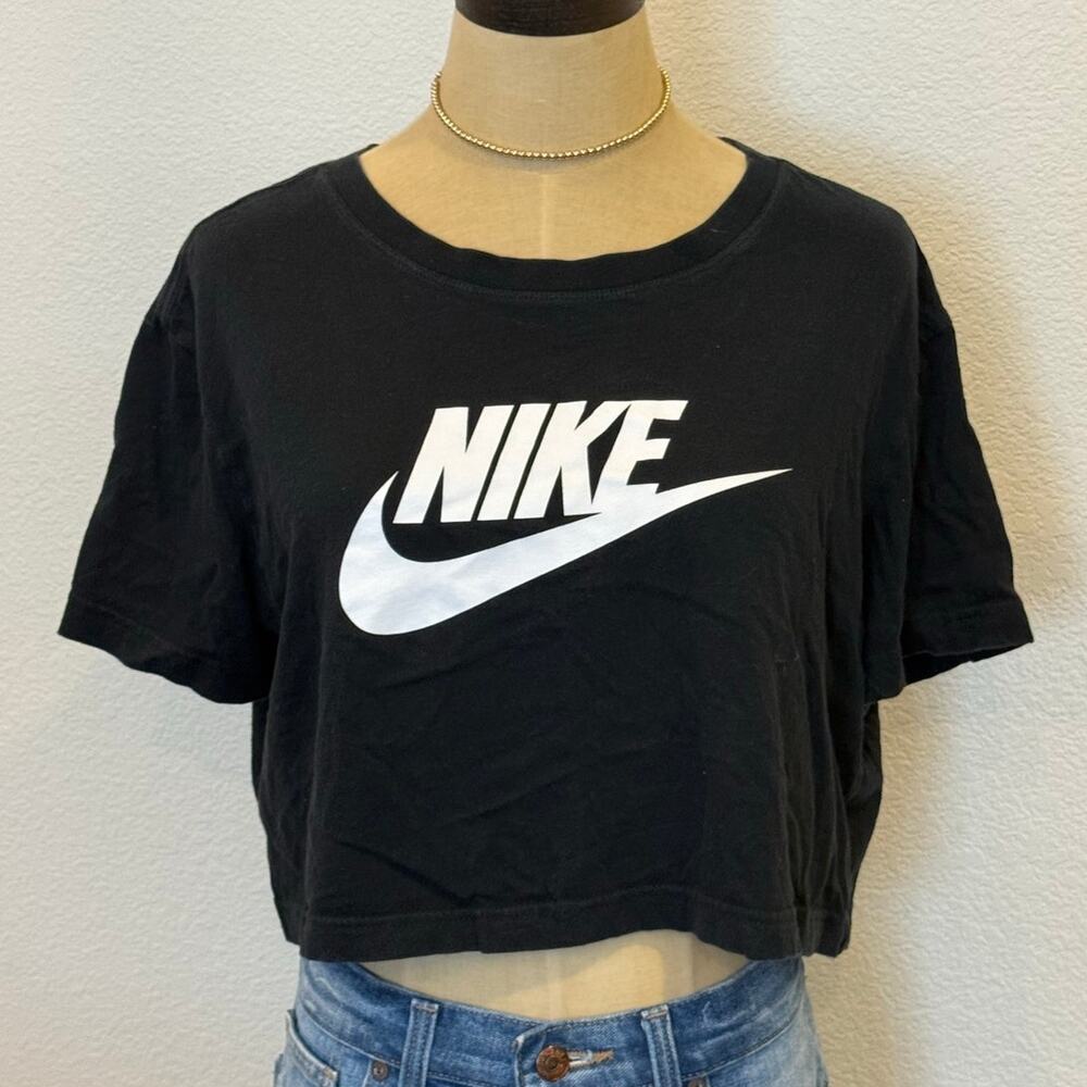 NIKE Loose Fit Cropped Tee T-Shirt Top Woman size S athleisure Workout